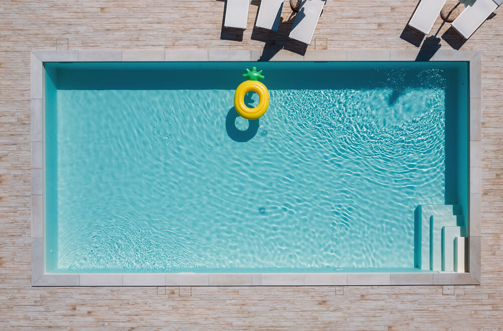 A sunny pool with correct flow meter water levels.